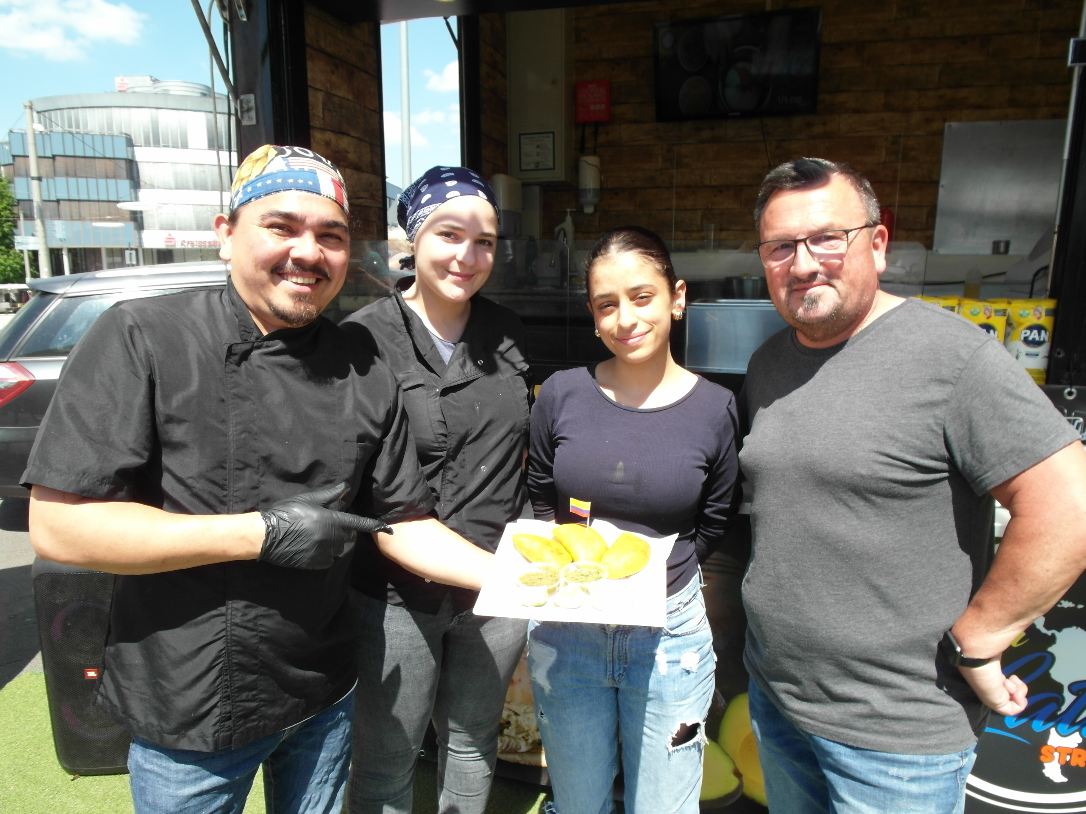 Streetfood in Böblingen: Maurico Gutierrez, Nadja Bensaid, Karima Bensaid, Tomas Sanchez (von links).