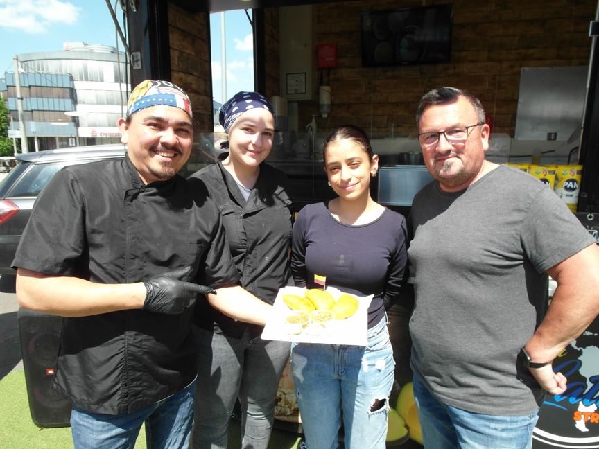 Streetfood in Böblingen: Maurico Gutierrez, Nadja Bensaid, Karima Bensaid, Tomas Sanchez (von links).
