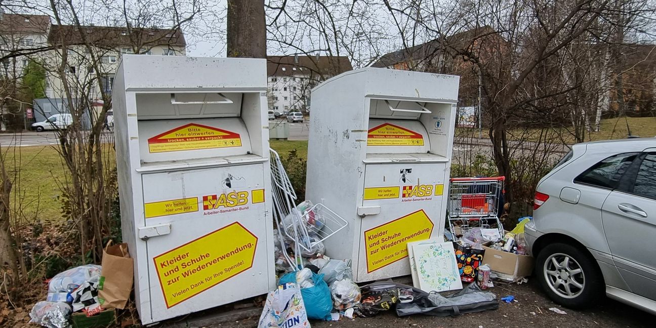 Ansammlungen von wildem Müll finden sich sehr häufig in der Nähe von Altkleidersammelstellen oder Altglas-Containern. So auch auf dem Parkplatz hinter der Jet-Tankstelle in der Tübinger Straße in Böblingen. Bild: Hamann