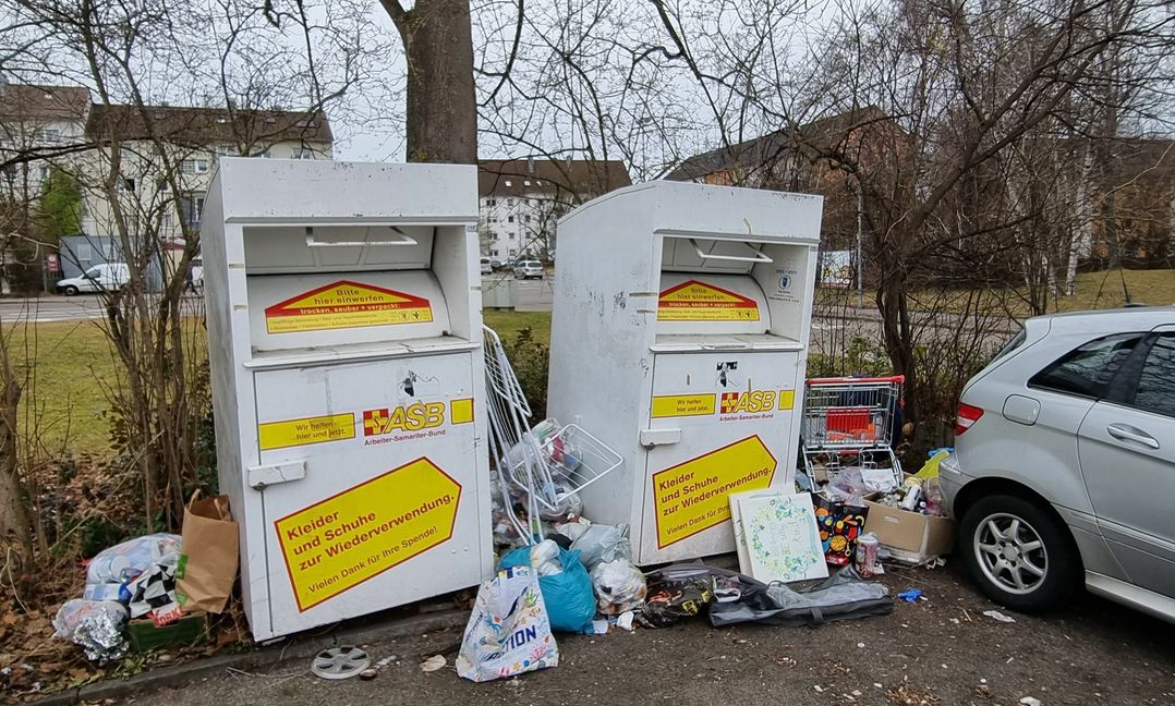 Ansammlungen von wildem Müll finden sich sehr häufig in der Nähe von Altkleidersammelstellen oder Altglas-Containern. So auch auf dem Parkplatz hinter der Jet-Tankstelle in der Tübinger Straße in Böblingen. Bild: Hamann