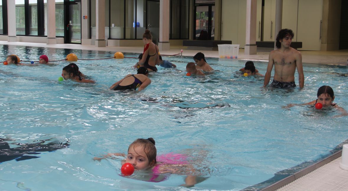 Die Kinder müssen den Ball mit der Nase anstupsen und hinterher schwimmen. Bild: Oberdorfer