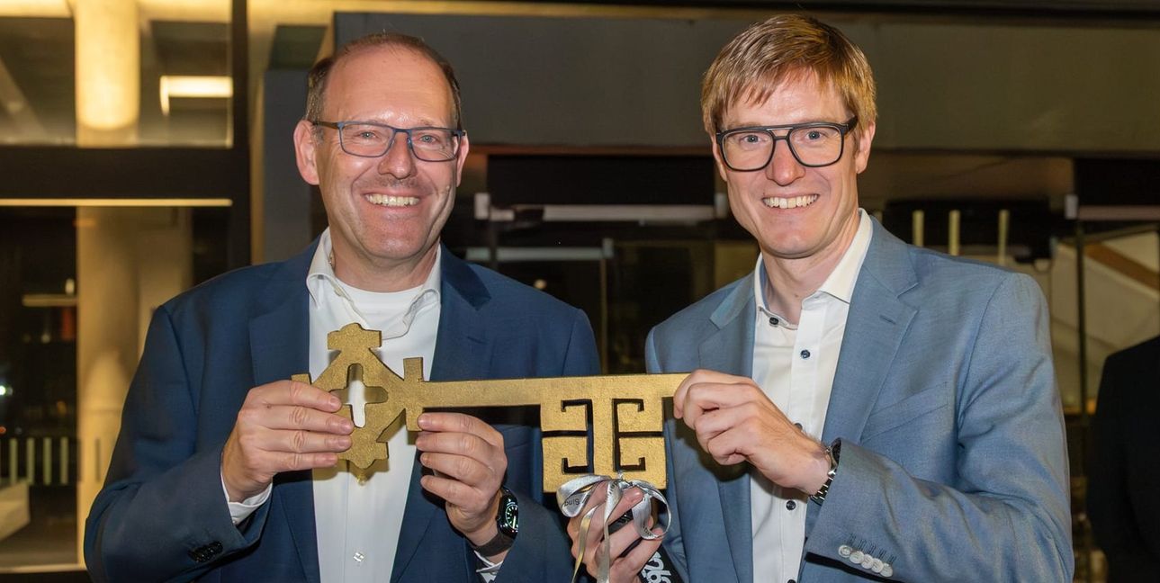 Historischer Moment in Sindelfingen. Vor dem Rathaus übergibt Vorgänger Dr. Bernd Vöhringer symbolisch den Rathaus-Schlüssel an Markus Kleemann.