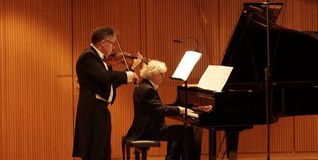 Violinist Michael Ewers und Pianist Franz Vorraber bei ihrem Auftritt im Odeon der SMTT.