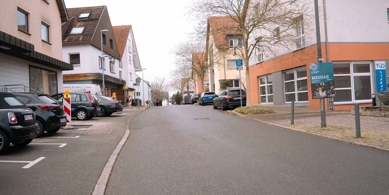 Im Darmsheimer Ortskern, so wie hier in der Karlstraße, braucht es ein Parkraumkonzept.