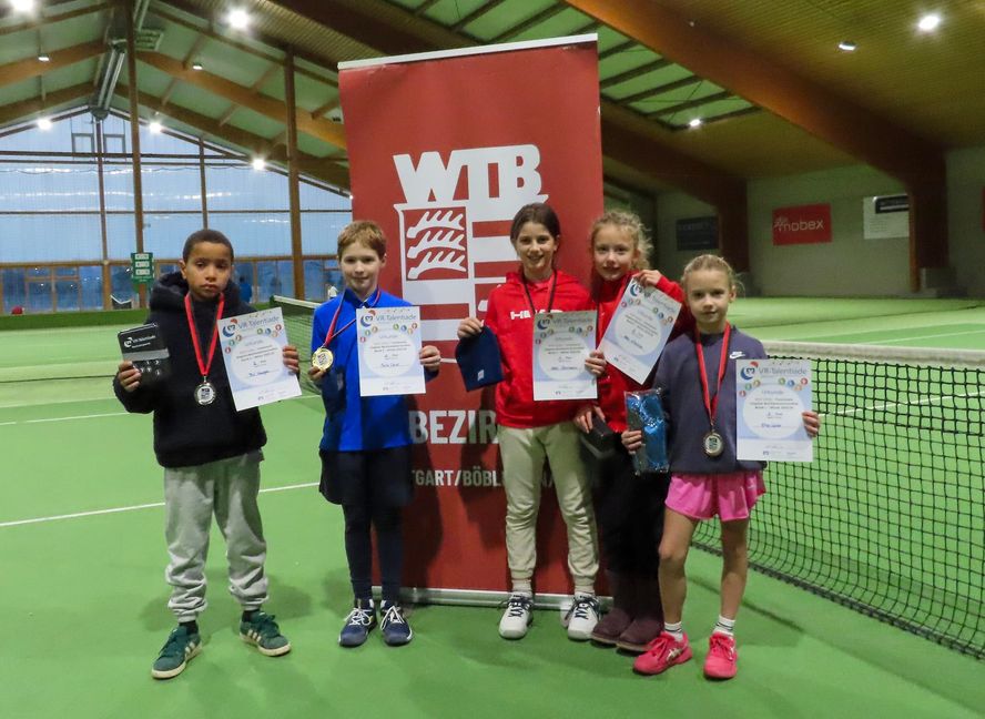 Alle mit Medaille und Urkunde. Phil Kanga (TC Herrenberg) und der Sindelfinger Malte Oertel (von links) und die Siegerinnen bei den Mädchen. Bild: privat/Bezirk C
