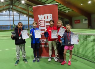 Alle mit Medaille und Urkunde. Phil Kanga (TC Herrenberg) und der Sindelfinger Malte Oertel (von links) und die Siegerinnen bei den Mädchen. 	Bild: privat/Bezirk C