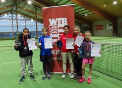 Alle mit Medaille und Urkunde. Phil Kanga (TC Herrenberg) und der Sindelfinger Malte Oertel (von links) und die Siegerinnen bei den Mädchen. 	Bild: privat/Bezirk C