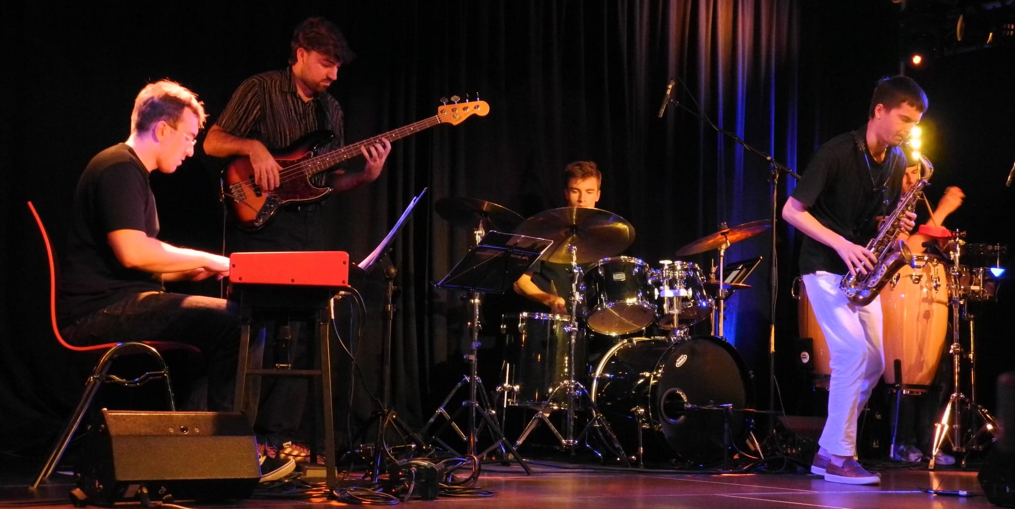 Groove im Sindelfinger Pavillon: Am Keyboard der Böblinger Cornelius Reich, am Sax Bandleader Illia Vasylynets.