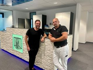 Florian Wahl (links) zu Besuch bei Zahnarzt Dr. Andreas Ljubic in Böblingen. 	Bild: z