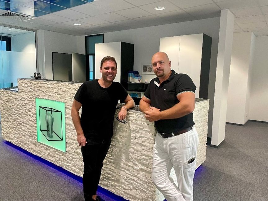 Florian Wahl (links) zu Besuch bei Zahnarzt Dr. Andreas Ljubic in Böblingen. 	Bild: z
