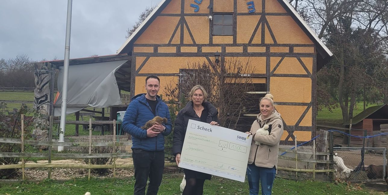 Gruppenbild mit Hühnern: Patrick Kosian (stellvertretender. Vorstand der Jugendfarm), Birte Engel (Stadtwerke) und Ulrike Kosian (1. Vorstand der Jugendfarm).Bild: z