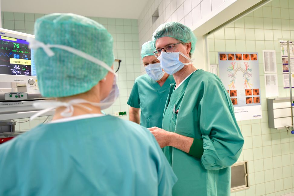 Im Kampf gegen Covid-19 muss das medizinische Personal motiviert und gesund bleiben, sagt Dr. Andreas Ostermeier (rechts), Chefarzt der Anästhesie und Intensivmediziner, hier im OP-Saal zu sehen. Bild: z