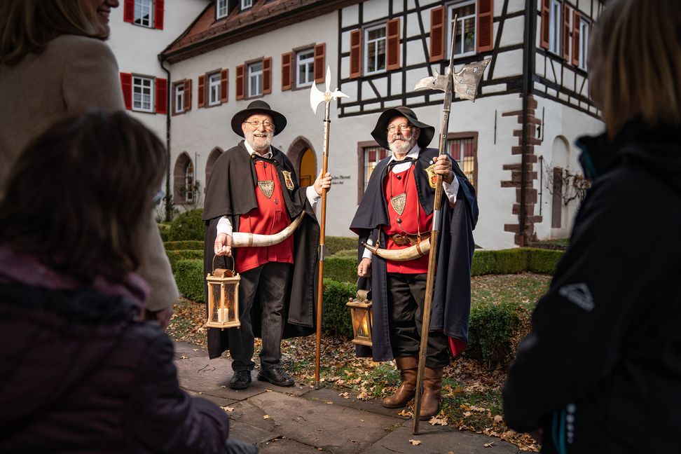 Seit 20 Jahren führen Gerd Diebold (links) und Manfred Nittel auf ihren Nachtwächter-Rundgängen durch die historische Altstadt. Bild: Markus Born