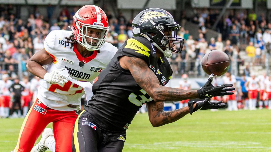 Perfekte Aktion: Mike Harley Jr., Wide Receiver von Stuttgart Surge, fängt den Ball in der Endzone.