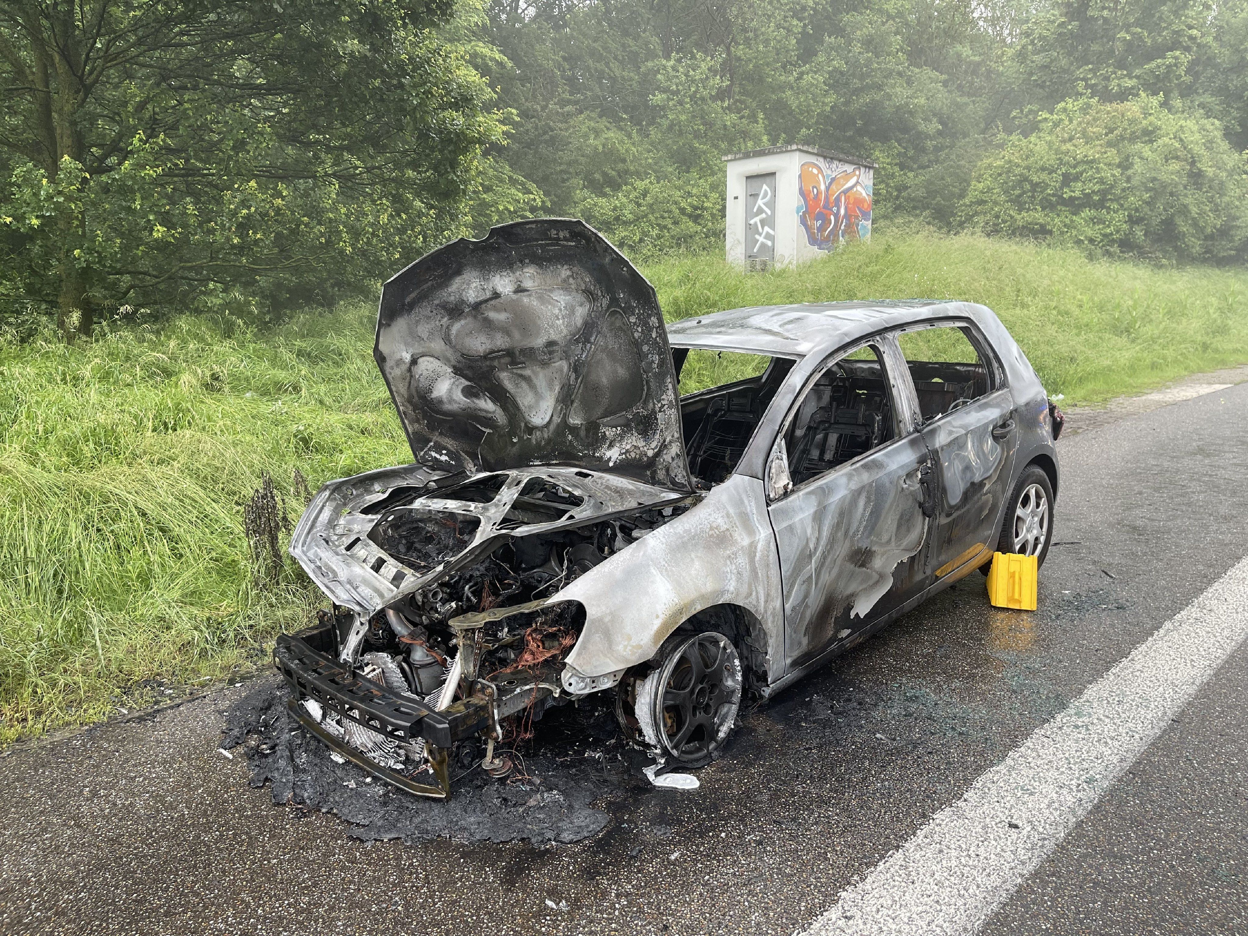 Beim Eintreffen der Feuerwehr stand der Golf bereits in Vollbrand.