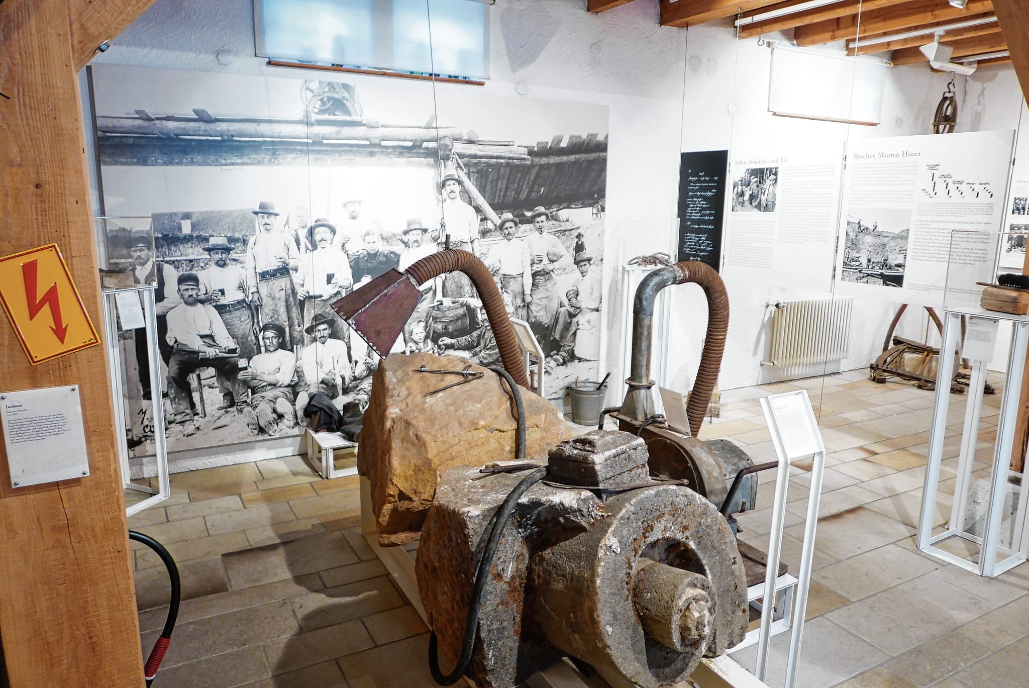Diese Absauganlage sollte die Gefahr der Staublunge bei den Arbeitern verringern. Im Hintergrund stolze Dettenhäuser Steinhauer um 1900.