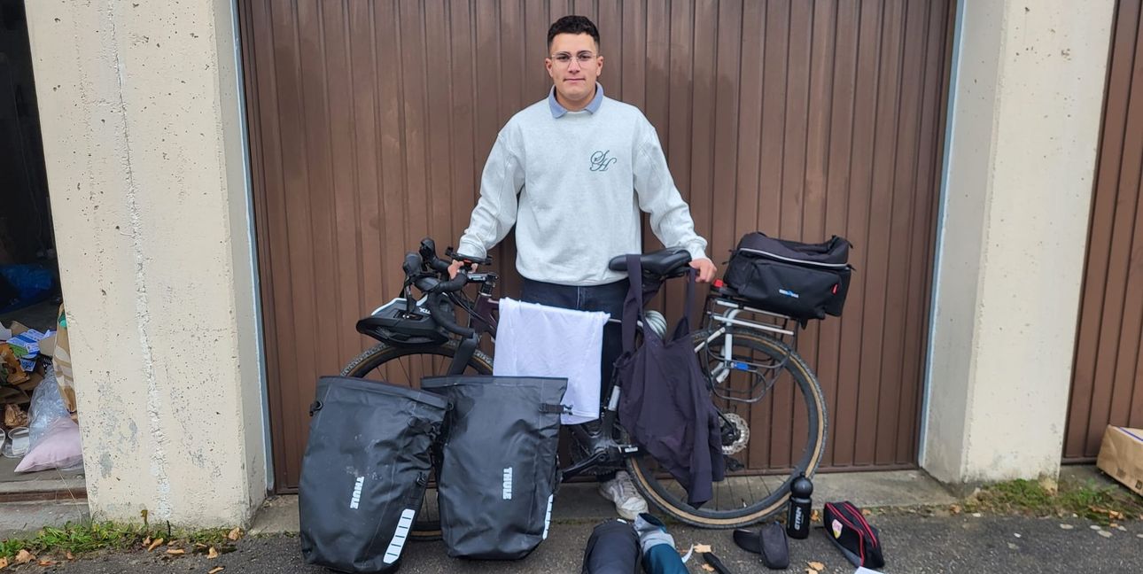 Nael Winterhalter vor seiner Garage mit seinem Gravel-Bike, und seiner Ausrüstung  	  Bild: Cardoso