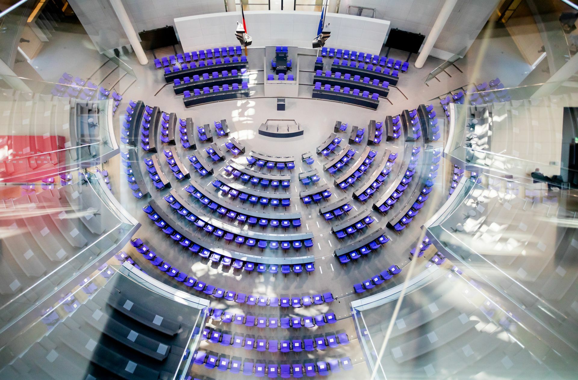 Der Plenarsaal des Bundestages sollte wieder das politische Entscheidungszentrum bei den  Anti-Corona-Maßnahmen stehen.
 Foto: dpa/Christoph Soeder