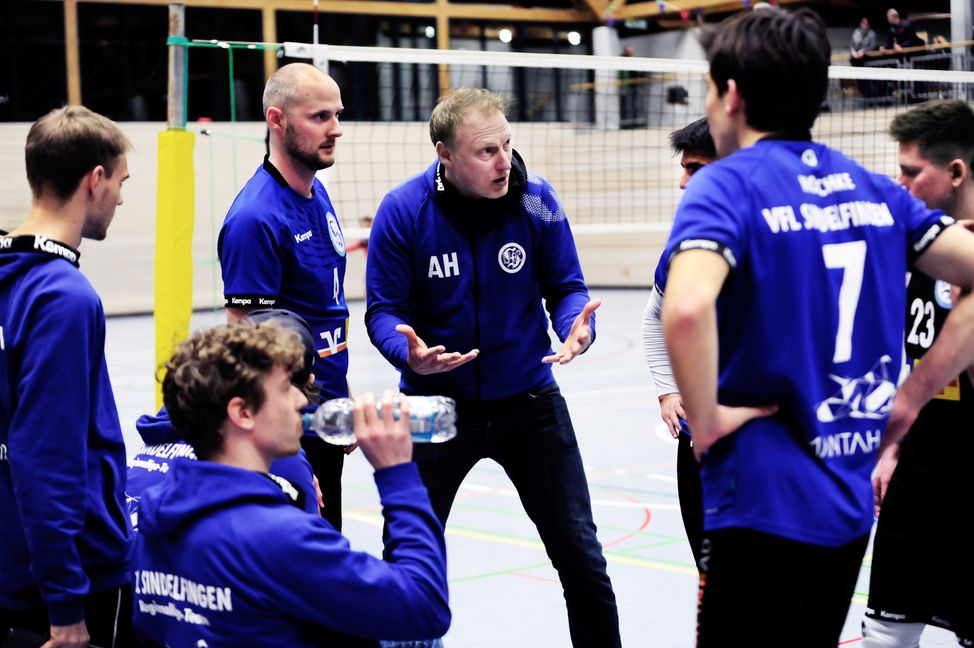 Trainer Alexander Haas redet Klartext mit seinen Spielern nach dem 1:3 gegen Ulm. Bild: photostampe