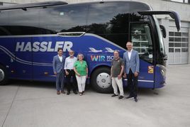 Dominik, Peter und Karoline Hassler mit Maichingens Ortsvorsteher Wolfgang Stierle und dem Sindelfinger Finanzbürgermeister Christian Gangl (von links) vor dem Jubiläumsbus. Bild: Heiden