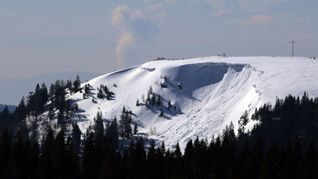 Frischer Neuschnee und fester Eisschnee lässt das Lawinenrisiko im Schwarzwald steigen (Archivfoto).
