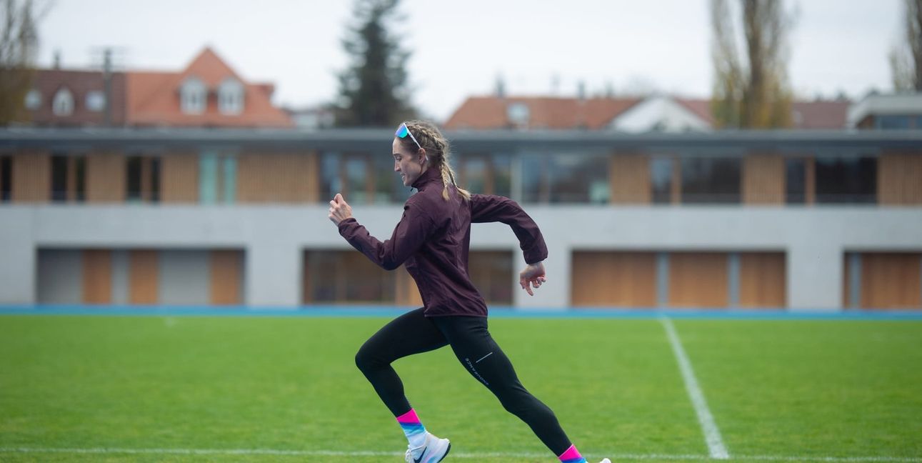 Katharina Jaiser beim Training auf der Laufbahn im runderneuerten Sindelfinger Floschenstadion.