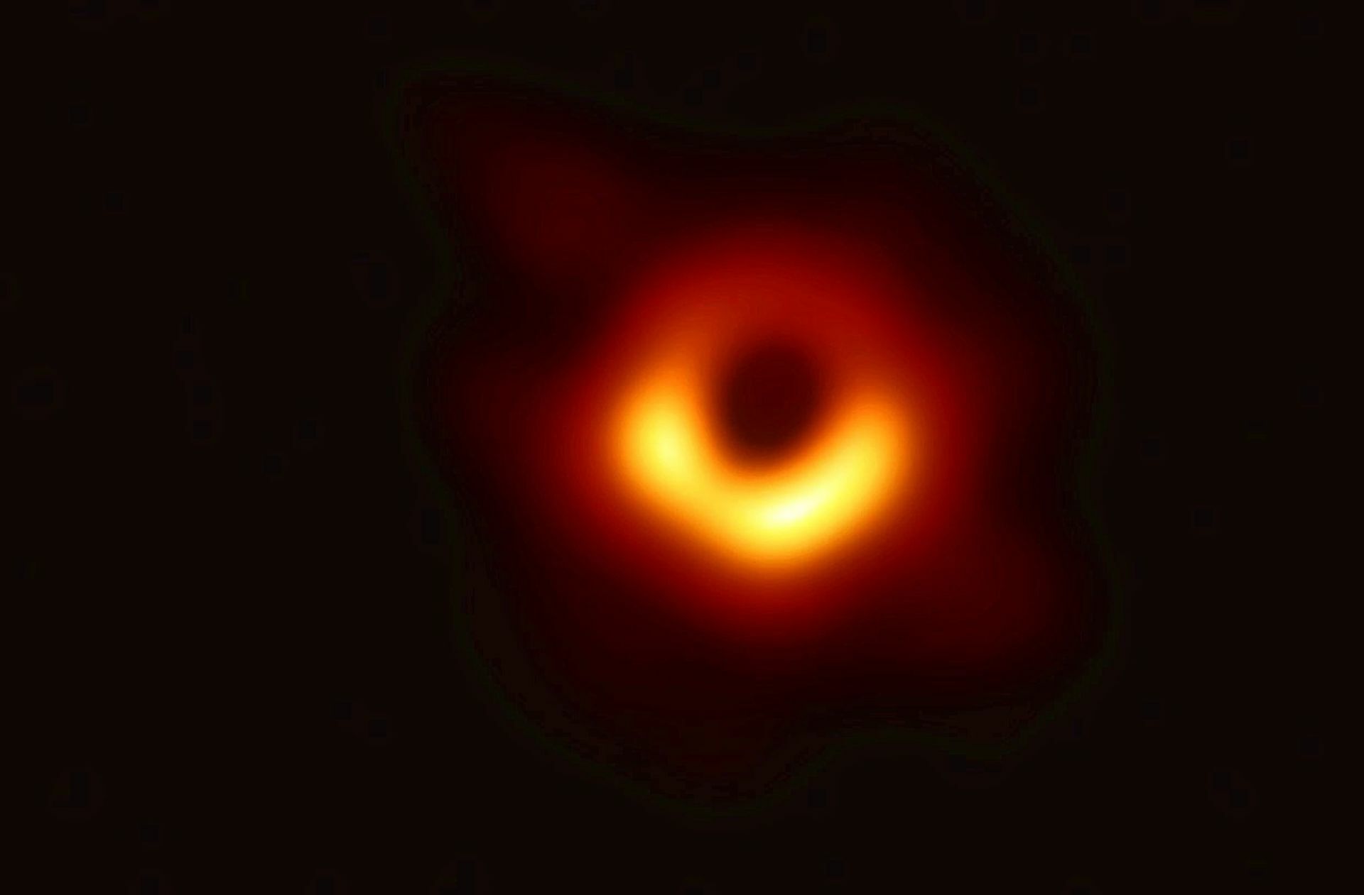 Das erste Bild eines Schwarzen Lochs  von 2019 zeigt auch die ungleichmäßige Stärke der Strahlung, die um das Schwarze Loch herum wabert  und dessen Schwerkraft entkommen konnte