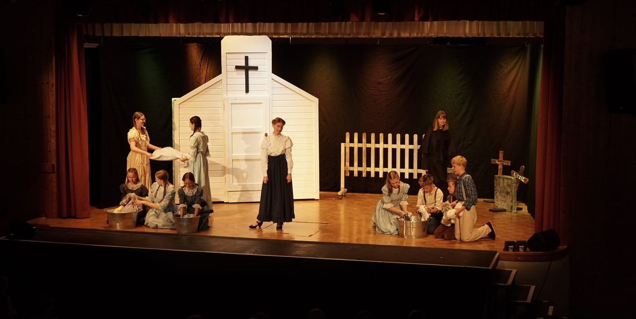 In der Darmsheimer Turn- und Festhalle wurde das Biennale-Musical Tom Sawyer aufgeführt.