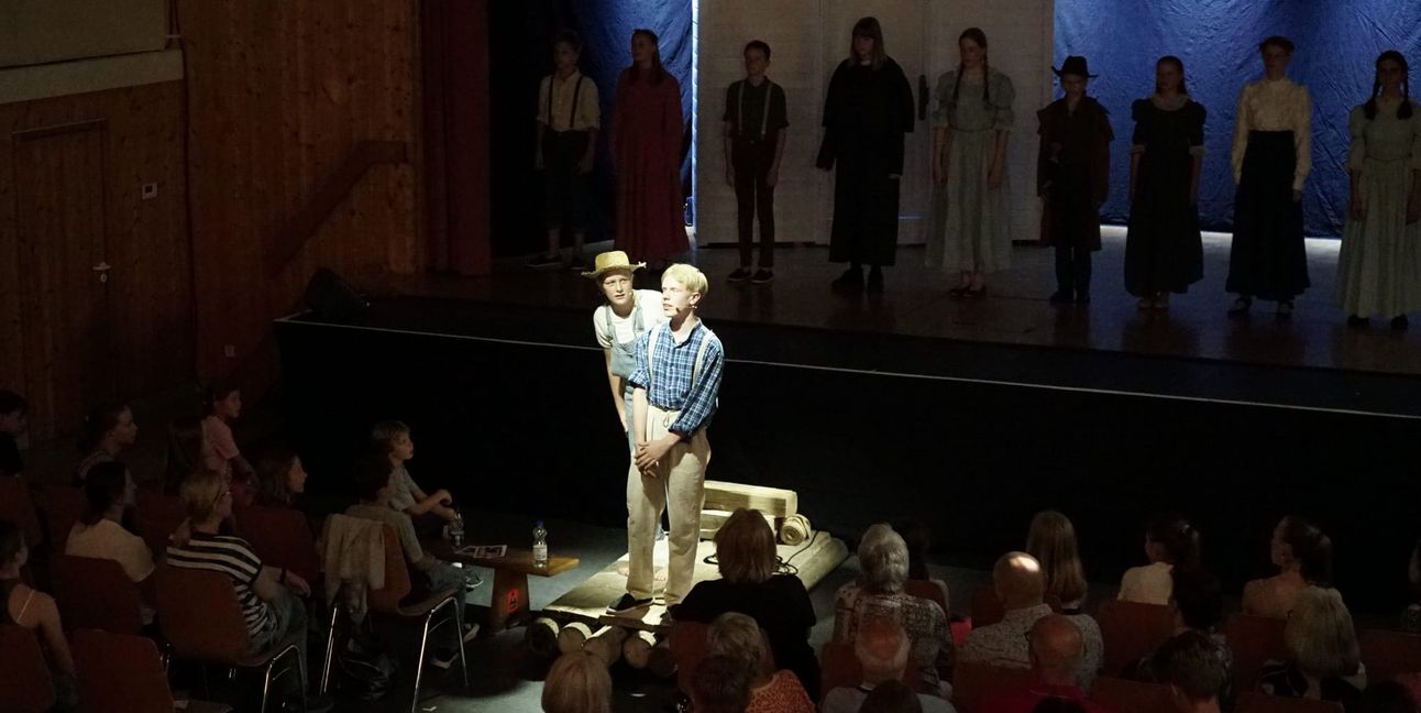 Philipp Stefani als Tom Sawyer und Emma Haas als Huckleberry Finn mit Hut spielten zwei Hauptrollen  im Biennale-Musical.