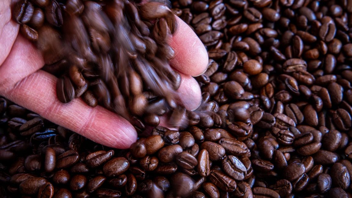 Kaffee und Schokolade waren im August deutlich teurer als ein Jahr zuvor. (Archivbild)