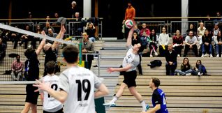 Im letzten Saisonspiel der Volleyball-Oberliga war für Lukas Thiem (am Ball) und den VfL Sindelfingen die Luft raus.
