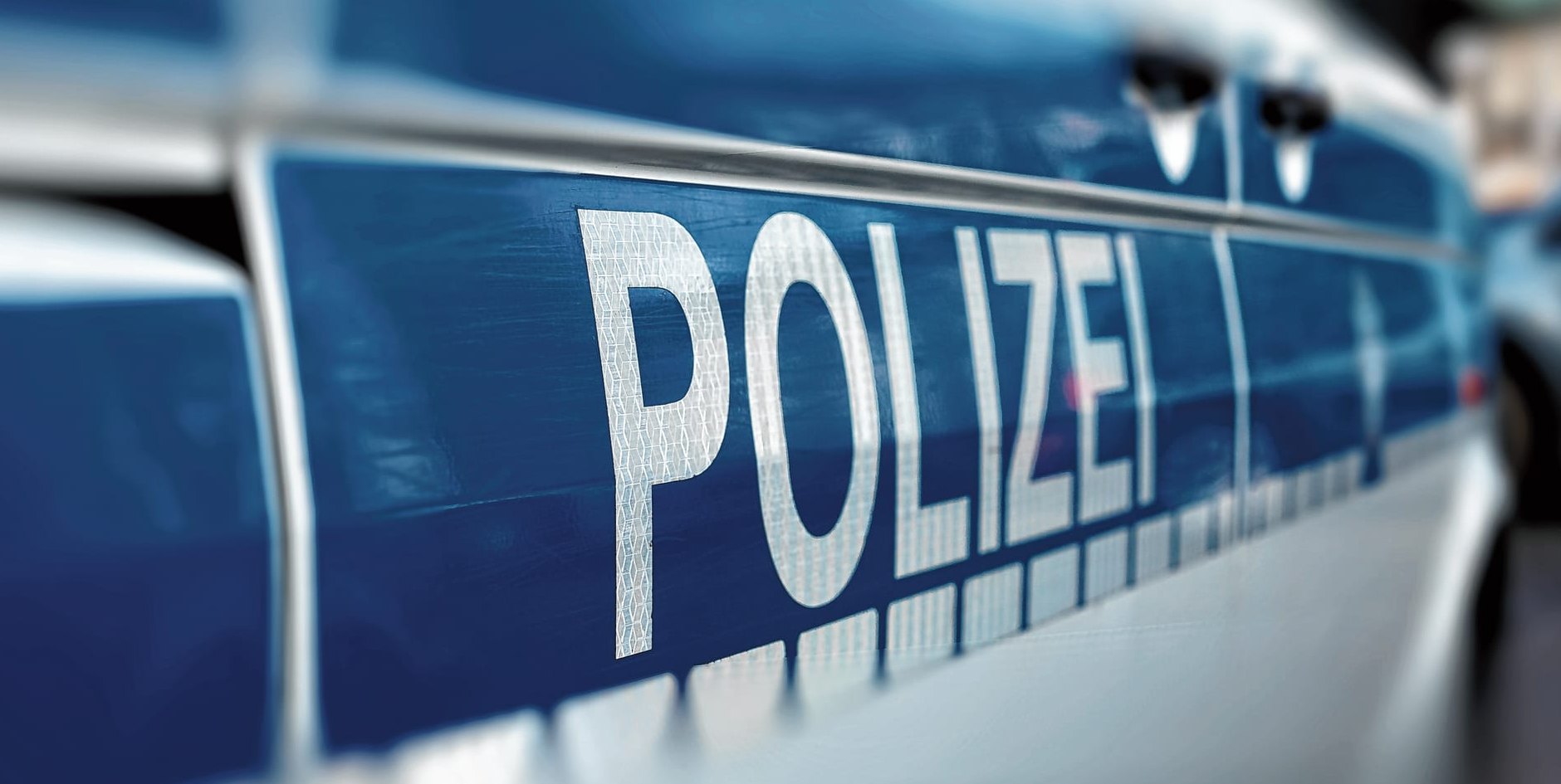 Gegen 21.45 Uhr bewegte sich die Frau mehrfach tanzend auf den Bahnsteigen 2 und 3 und kam dabei dem Gleisbett gefährlich nahe.