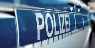 Gegen 21.45 Uhr bewegte sich die Frau mehrfach tanzend auf den Bahnsteigen 2 und 3 und kam dabei dem Gleisbett gefährlich nahe.