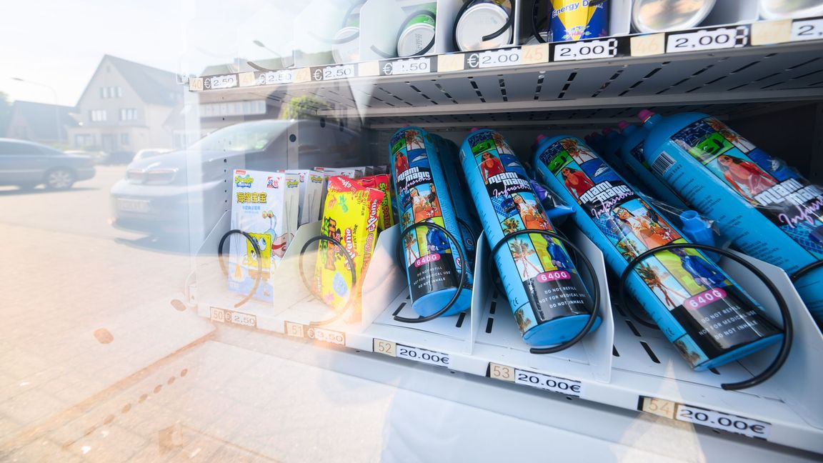 In Gifhorn bei Wolfsburg sorgt ein Warenautomat mit Lachgasflaschen neben Süßigkeiten und Einweg-E-Zigaretten für Proteste.