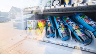 In Gifhorn bei Wolfsburg sorgt ein Warenautomat mit Lachgasflaschen neben Süßigkeiten und Einweg-E-Zigaretten für Proteste.
