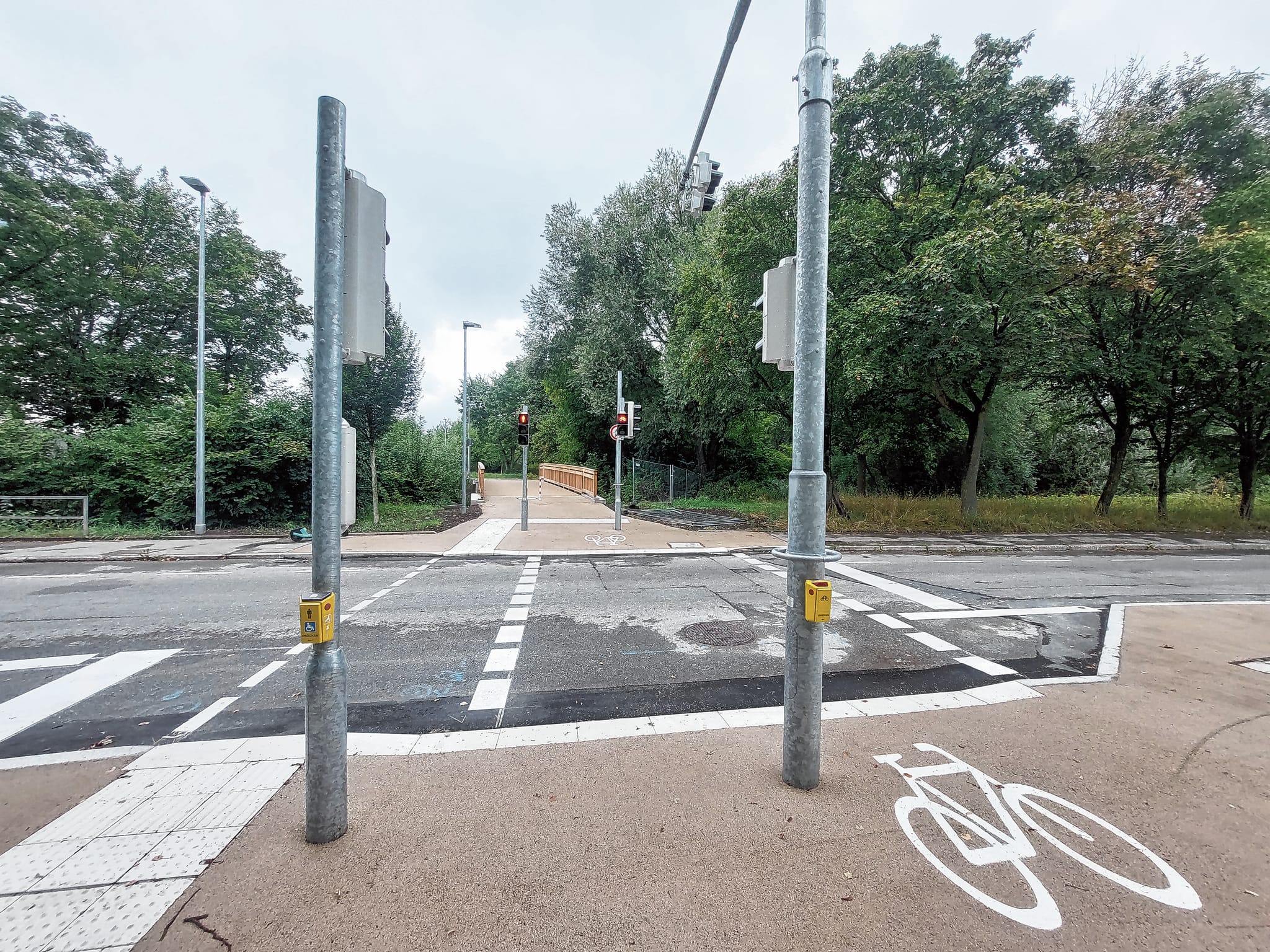 Vier Masten, eine Ampelanlage: Fußgänger und Radfahrer haben jeweils ihre eigene Furt, die sie nutzen können.
