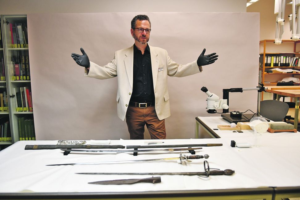 Diplom-Restaurator Moritz Paysan vom Landesmuseum.  Bild: Hendrik Zwietasch, Landesmuseum Württemberg