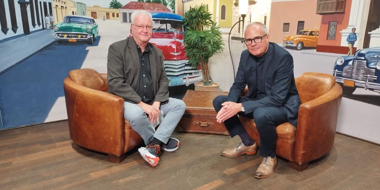 Klaus Betz, Geschäftsführer des Zweckverbands Flugfeld, spricht im Stadtgespräch Böblingen bei Regio TV mit Hans-Jörg Zürn (SZ/BZ) über Geschichte und Zukunft des 80 Hektar großen Areals.Bild: Regio TV