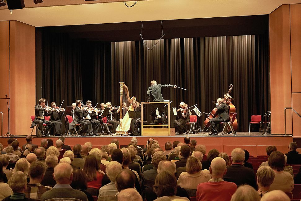 ie Camerata Europeana spielte mit Harfenistin Emilie Jaulmes beim Neujahrskonzert in Holzgerlingen.   Bild Heiden