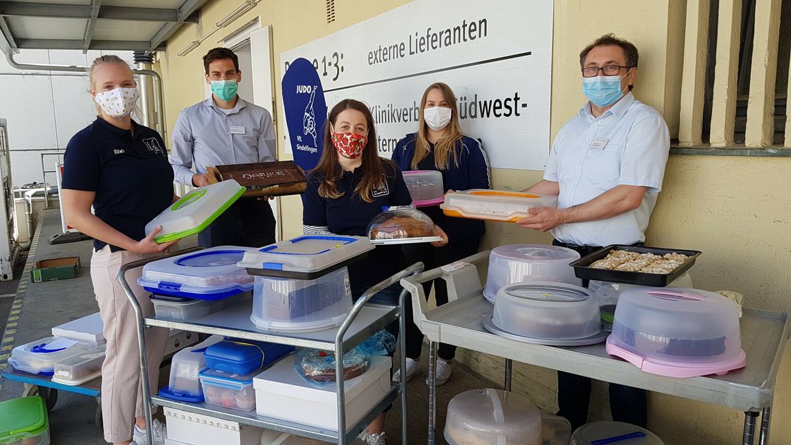 Christian Eicher, Refeernt der Regionaldirektion im Klinikum Sindelfingen(Böblingen (Zweiter von links) und Logistik-Gebietsleiter Viorel Bircea (rechts), nehmen die süße Fracht von Carolin Kottmair, Elena Zein und Aylin Mill (von links) gerne entgegen.Bild: Wegner