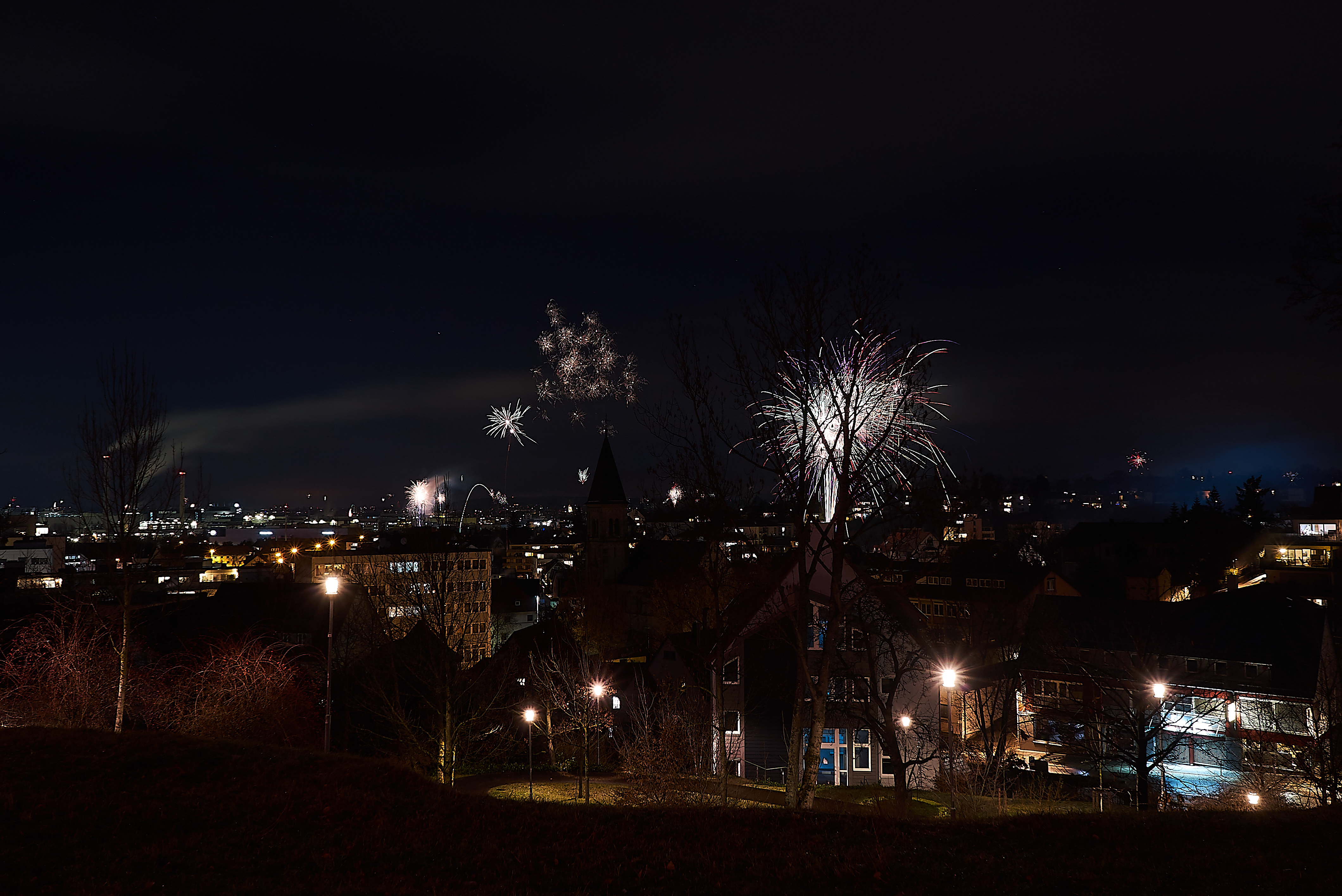 Blick vom Böblinger Schlossberg, kurz nach Mitternacht: Die Silvesternacht blieb weitgehend ruhig, das Feuerwerk hielt sich in diesem Jahr in engen Grenzen. Bild: Heiden