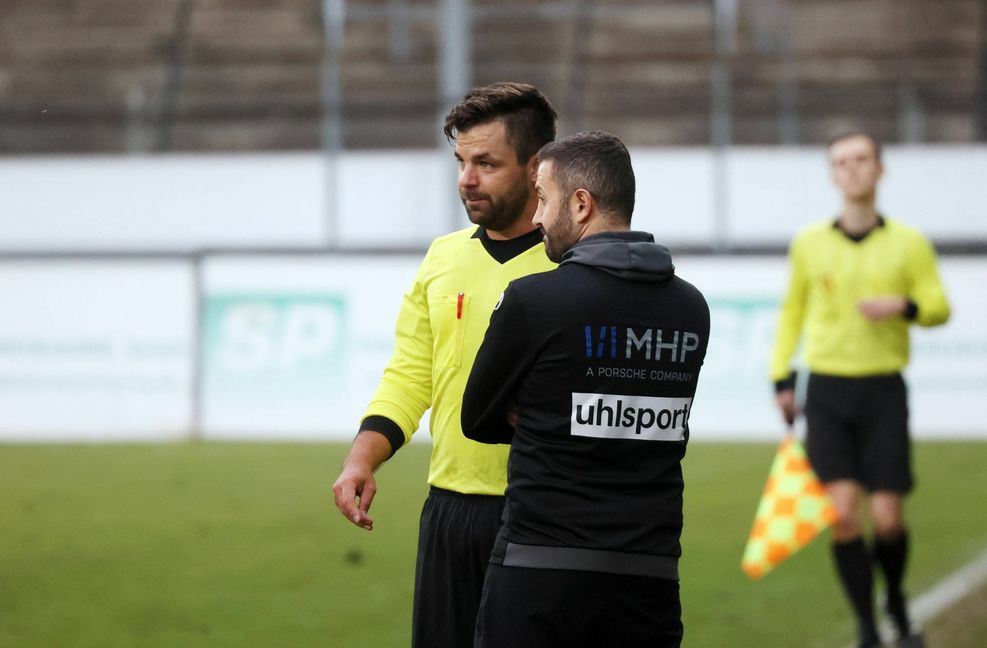Beim Heimspiel gegen den FC Nöttingen gab  es auch Diskussionen zwischen Schiedsrichter Jochen Rottner und Kickers-Coach Mustafa Ünal.