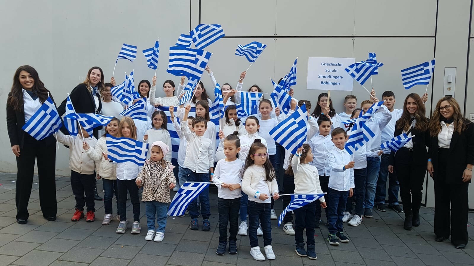 Ein spannendes Erlebnis: Schüler der Griechische Schule Sindelfingen in Stuttgart bei der Parade zum 200. Jahrestag der Griechischen Revolution. Bild: z