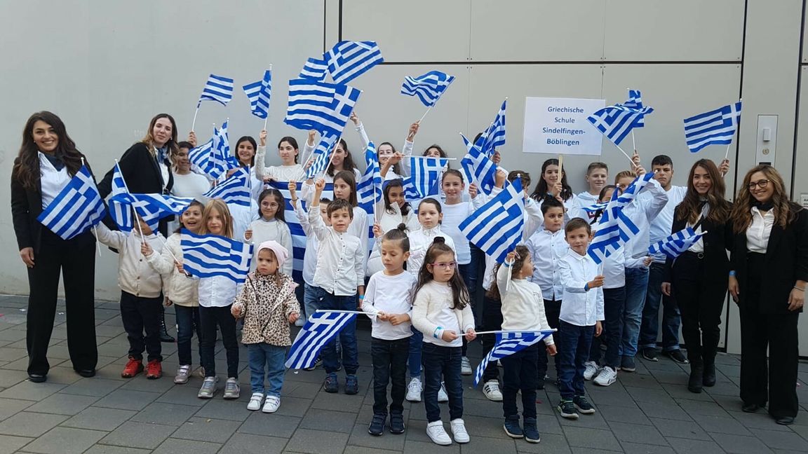 Ein spannendes Erlebnis: Schüler der Griechische Schule Sindelfingen in Stuttgart bei der Parade zum 200. Jahrestag der Griechischen Revolution. Bild: z