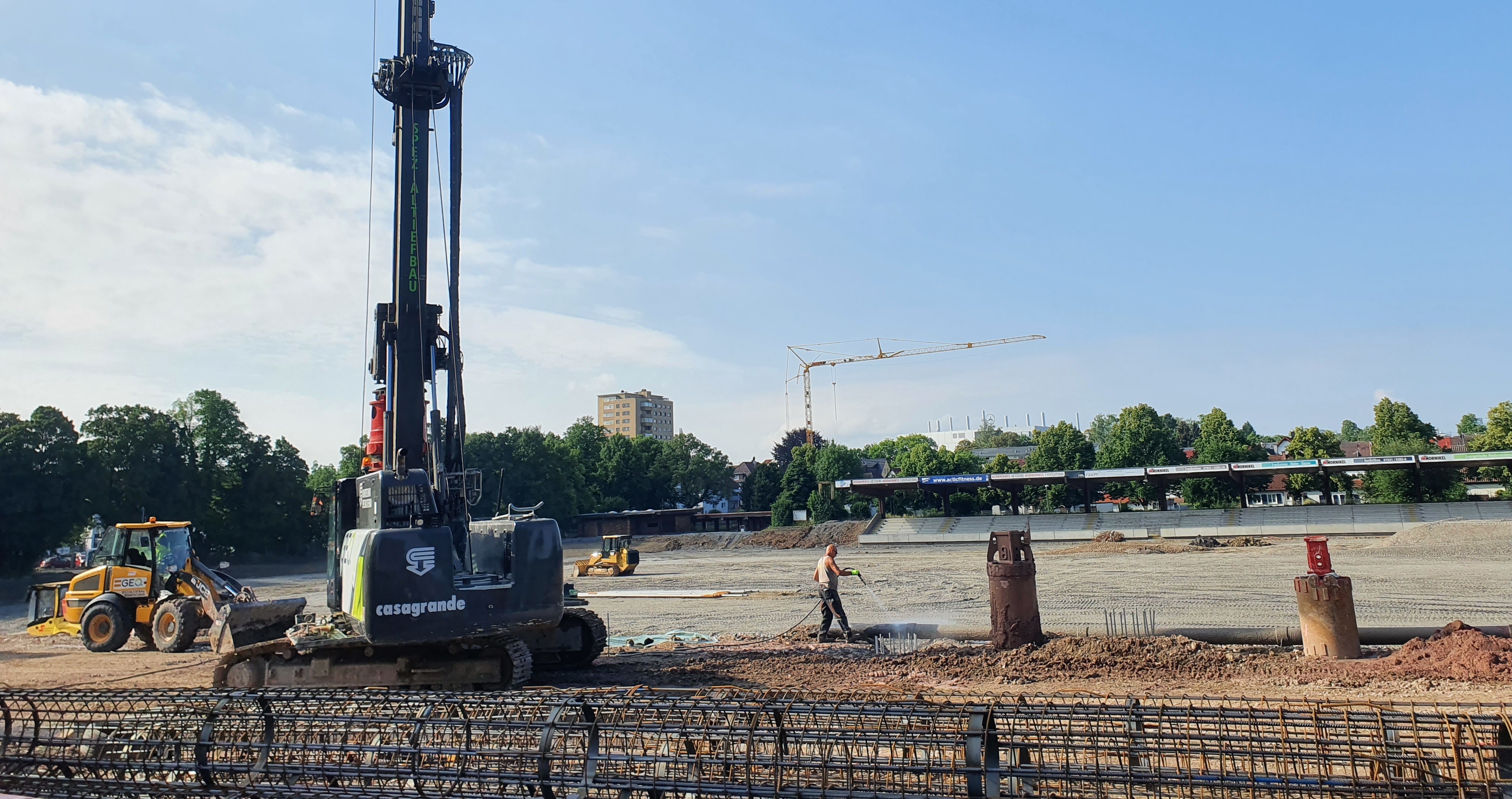 Schweres Gerät rammt Gründungspfeiler für das Hauptgebäude an der Rosenstraße in den Boden. Derweil geht auf der künftigen Sportfläche vorerst nichts mehr.Bild: Wegner