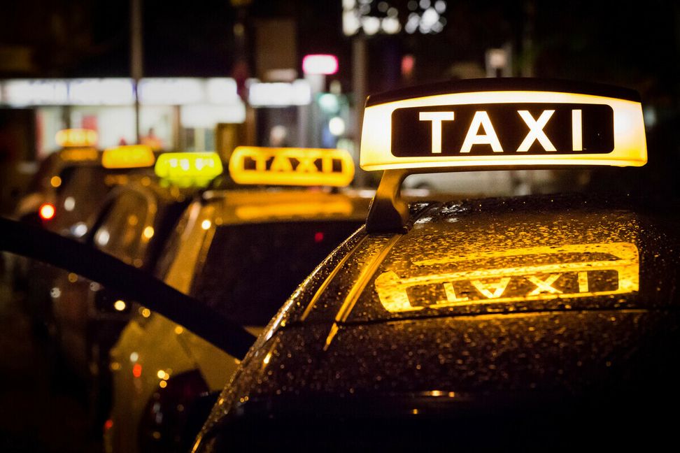 Taxischlange in Bad Cannstatt: Eine Dreiviertelstunde fürs Laden zu „verplempern“, das könne sich ein Taxiunternehmer nicht leisten, sagt Iordanis Georgiadis, der Vorstandsvorsitzende der Taxi-Auto-Zentrale in Stuttgart.