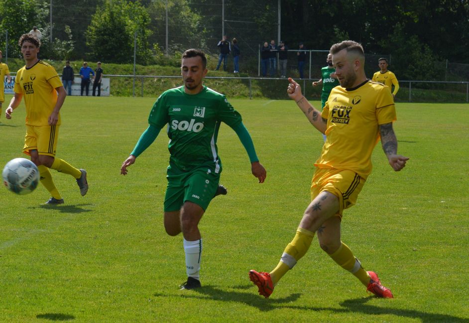 Peter Steimle (rechts) ud die Spvgg Aidlingen sind neuer Tabellenführer. Bild: Zvizdic