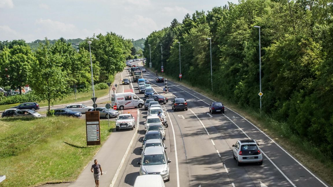 Hier rollen die Autos aus Richtung Holzgerlingen in Richtung Böblinger Innenstadt. Hinter den Bäumen auf der rechten Seite liegt die Diezenhalde, auf der linken Seite geht es zum Real-Einkaufsmarkt und zur Wache der Freiwilligen Feuerwehr. Am nächsten Wochenende wird sich das Schauspiel wiederholen (Bild: SDMG / Dettenmeyer)