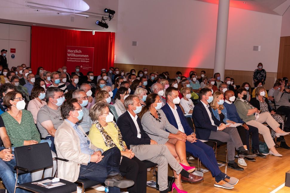 Volles Haus im Sparkassenforum. Bild: Nüßle