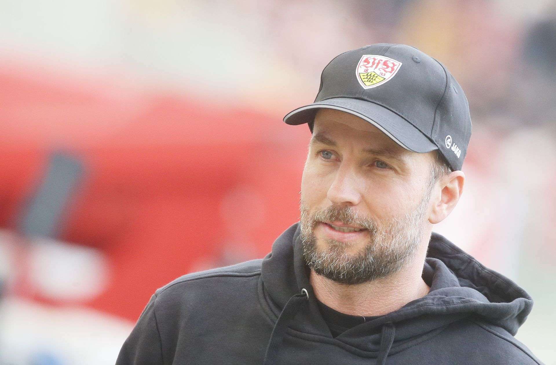 Der VfB-Trainer Sebastian Hoeneß bringt bei aller Professionalität einen Schuss Lockerheit mit. Foto: Baumann/Hansjürgen Britsch